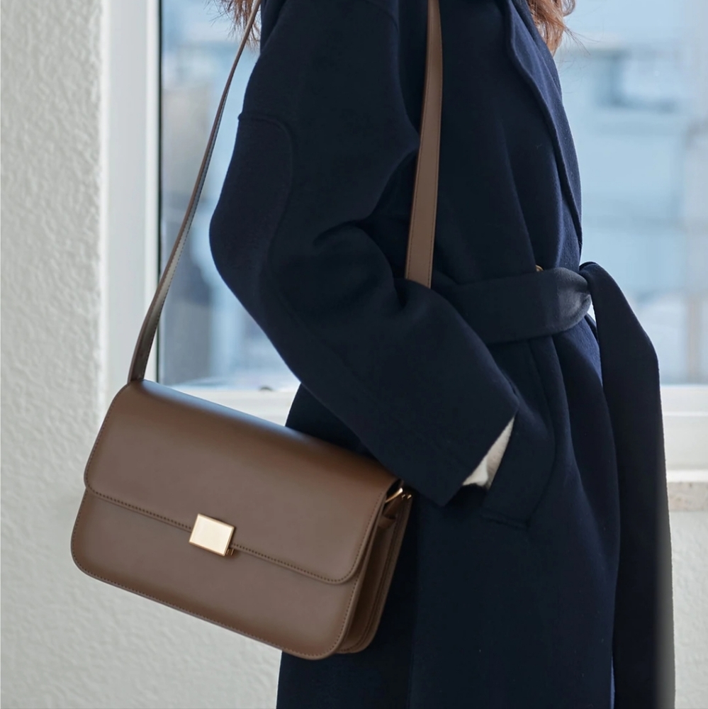 The Curated Classic Shoulder Bag in Smooth Chocolate